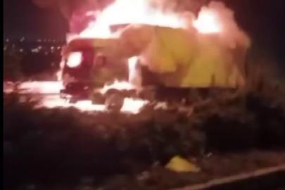 Diyarbakır’da seyir halindeki tır alev topuna döndü