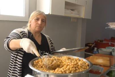 Döneri ile meşhur Hatay’da nohut dürümcü kadın vatandaşların damak lezzetini değiştirdi