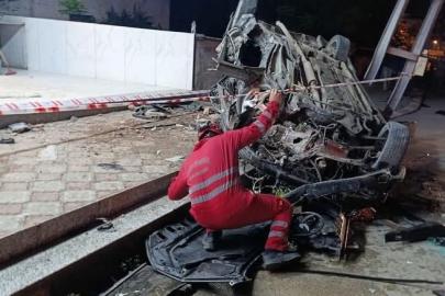 Dörtyol’da aydınlatma direğine çarpan araç hurdaya döndü: 2 yaralı