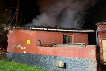 Dumanı görüp terk ettiği evi alevlere teslim oldu