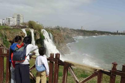 Dünyaca ünlü şelale, yağmur sonrası denizi kahverengiye bürüdü