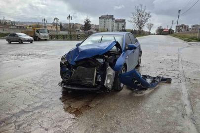 ’Dur’ levhasına uymayan otomobil, çöp kamyonuna çarptı: 1 yaralı