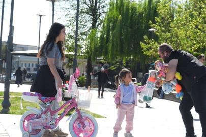 Düşen oyuncakları sahibine ulaştıran çocuklar takdir topladı