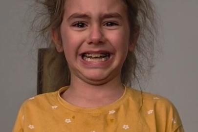 Düzce’de küçük kız İstiklal Marşı’nı hem okudu hem ağladı