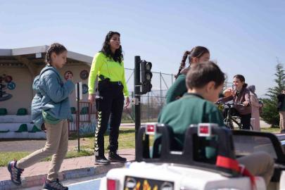 Düzce’de öğrenciler trafik kurallarını yaşayarak öğreniyor