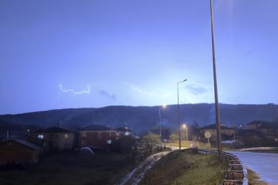 Düzce’de şimşeklerin ardından dolunay mest etti