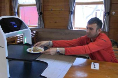 Edirne’de robot garson hizmete başladı, müşteriler memnun