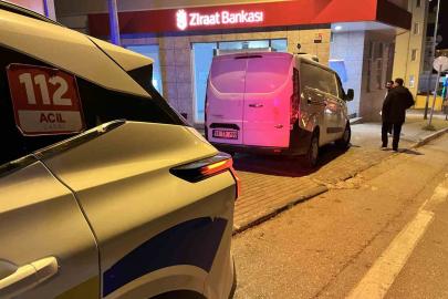 El freni boşalan minibüs duvara çarptı