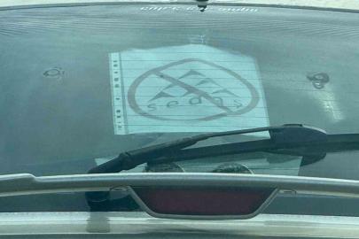 Elektrik şirketi bıktırınca tepkisini otomobilinin camına astığı özel tasarımlı afişle gösterdi