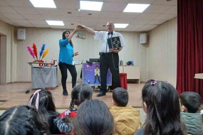 Emekli polis memuru memleketinde öğrencilere sihirbaz gösterisiyle unutulmaz anlar yaşattı