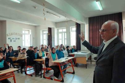 Emekliye ayrılan okul müdürüne veda