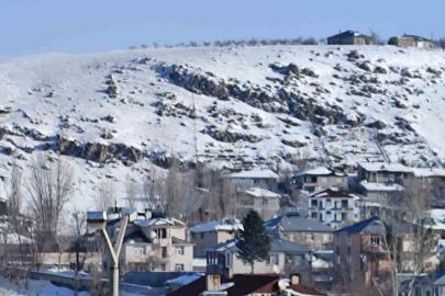 Erciş’te nisan ayında kar yağışı