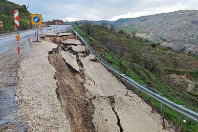 Eruh kara yolunda heyelan: Yolun bir bölümü çöktü