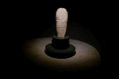 Erzurum’da bulunan 2 bin 500 yıllık ‘taş baba’ heykeli ziyaretçilerin ilgi odağı oldu