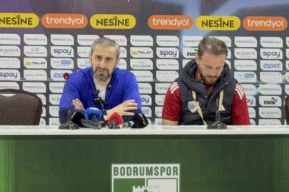 Erzurumspor FK oyuncuları basın toplantısını basıp kutlama yaptı
