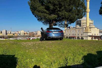 Esenler’de otomobil kamyonete çarptı: 6 yaralı