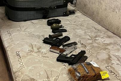 Esenyurt’ta bir eve düzenlenen operasyonda uyuşturucu ve el bombası ele geçirdi