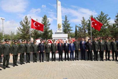 Eski KKTC Cumhurbaşkanı Tatar, Şanlıurfa’nın kurtuluşunun 106. yıl dönümü törenine katıldı