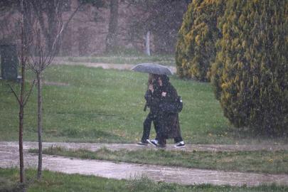 Eskişehir’de yağmur bastırdı, öğrenciler şemsiyelere sarıldı