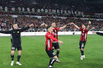 Eskişehirspor turu çiftetelliyle kutladı