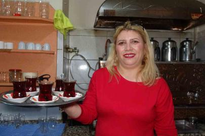 Evde sıkılan kadınlar kıraathaneye gelip masa oyunlarıyla stres atıyor