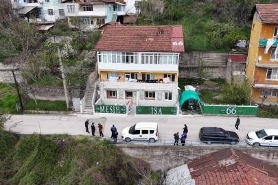 Evin çatısına ve önündeki çitlere yazılan yazılar ekipleri harekete geçirdi