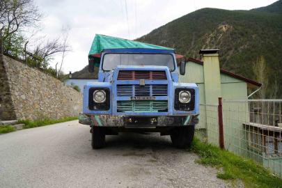Evinin önünde odunluk olarak kullandığı kamyonu İstanbul’da ceza yedi