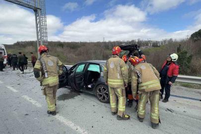 Eyüpsultan’da hafriyat kamyonuna çarpan otomobil hurdaya döndü: 1 yaralı