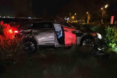 Fatih’te yoldan çıkan otomobil taklalar atarak parka savruldu: 1 yaralı