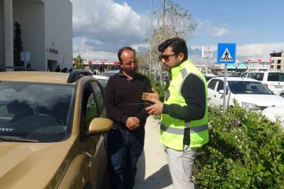 Felçli annesini hatalı parklardan dolayı tekerlekli sandalyeyle taşımakta güçlük çeken vatandaş: "Çektiğimiz eziyeti bir görseler, inanıyorum ki oturup ağlarlar"