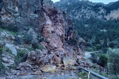 Fethiye’de kaya düşmesi sonucu Faralya yolu ulaşıma kapandı