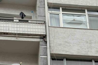 Fırtınada kırılan cam 6’ncı kattan vatandaşın üzerine düştü