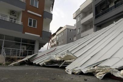 Fırtınanın uçurduğu çatı araçlara zarar verdi: O anlar kamerada