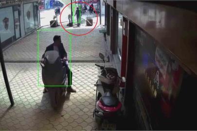 Fırtınanın uçurduğu plastik çatı, esnafı kıl payı teğet geçti o anlar kamerada