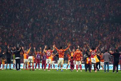 Galatasaray, derbi galibiyetini taraftarıyla kutladı