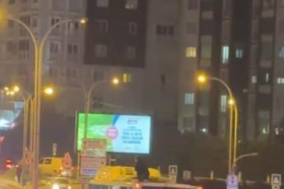 Galibiyet kutlamalarında Galatasaylı taraftar otobüsün üzerinde yolculuk yaptı