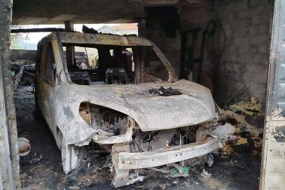 Garajda alevlere teslim olan 2 araç ve motosiklet kullanılmaz hale geldi