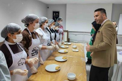 Gaziantep’te öğrenciler içli köfte yaptı