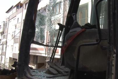 Gaziosmanpaşa’da binadan kopan tahta parçası aracın camını parçaladı: Kepçe operatörü yaralandı