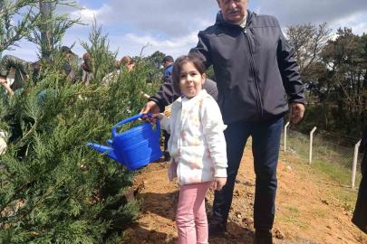 Gaziosmanpaşa’da çocuklar fidanları toprakla buluşturdu