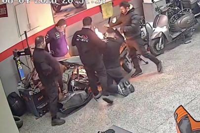Gaziosmanpaşa’da tamir edilmeye çalışılan motosiklette yangın çıktı, o anlar kamerada
