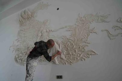 Genç sanatçı alçıyla duvarları resim tablosuna dönüştürüyor