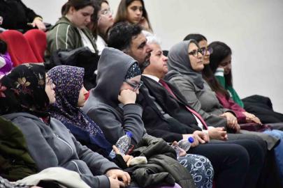 Gençlerin tarih konulu konferansa katılımı yoğun oldu