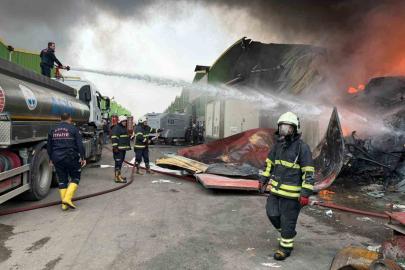 Geri dönüşüm fabrikasında çıkan yangına ekiplerin müdahalesi sürüyor