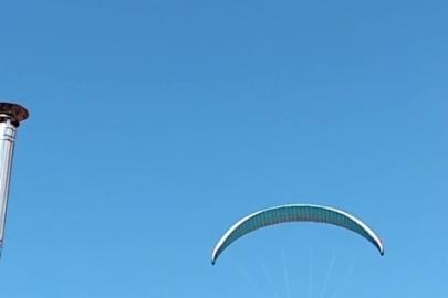 Gökyüzünde gülümseten anlar, paraşütçüyü çaya davet etti