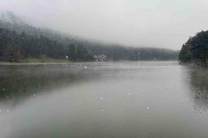 Gölcük’te kar yağışı ve sis etkili oldu