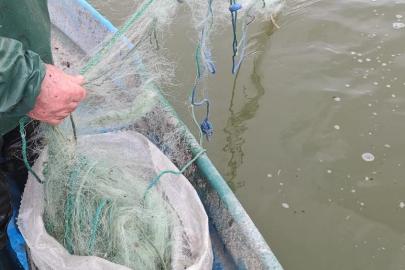 Gölde 800 metre balık ağı ele geçirildi