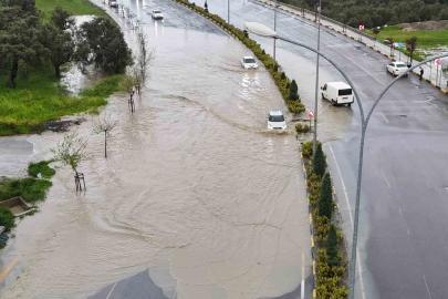 Göle dönen yolda araçların zorlu ilerleyişi havadan görüntülendi