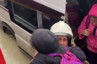 Göle dönen yolda mahsur kalarak korku dolu anlar yaşayan servisteki öğrencileri itfaiye kurtardı