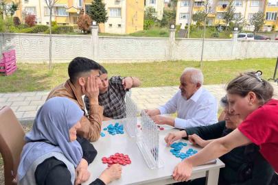 Gönüllü gençlerden alzheimer hastalarına moral desteği